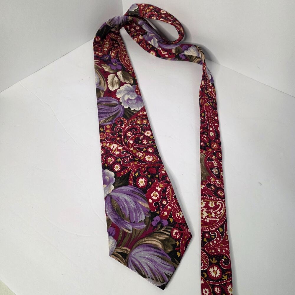 Enrico Capucci brand paisley patterned Silk necktie
